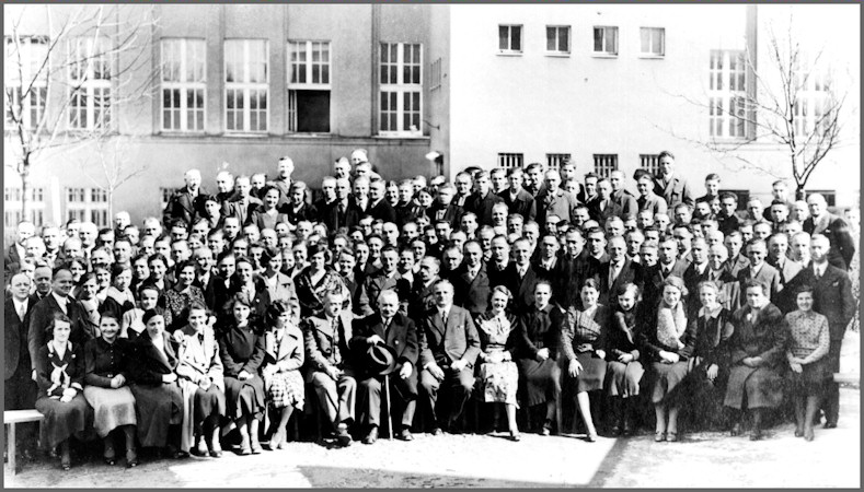 historie-meyer-optik-goerlitz-belegschaftsfoto-um-1938